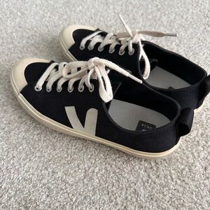 Veja Black and White Canvas Sneakers Wata II Low EU 38